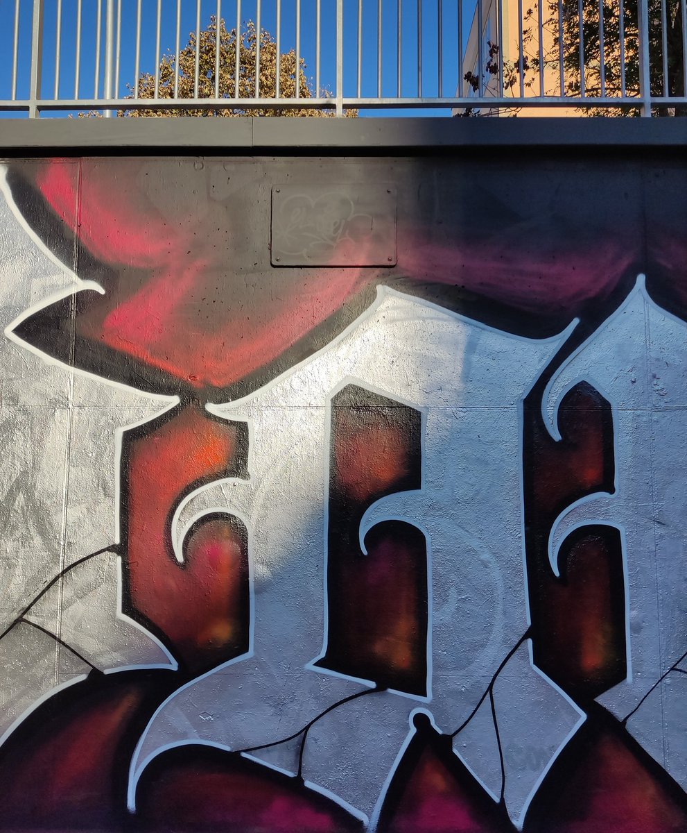 La placeta de Terenci Moix tiene un muro donde abundan los graffiti. Son chulos, estan curradetes, pero no tapéis la plaquita, tú, que está ahí por algo.