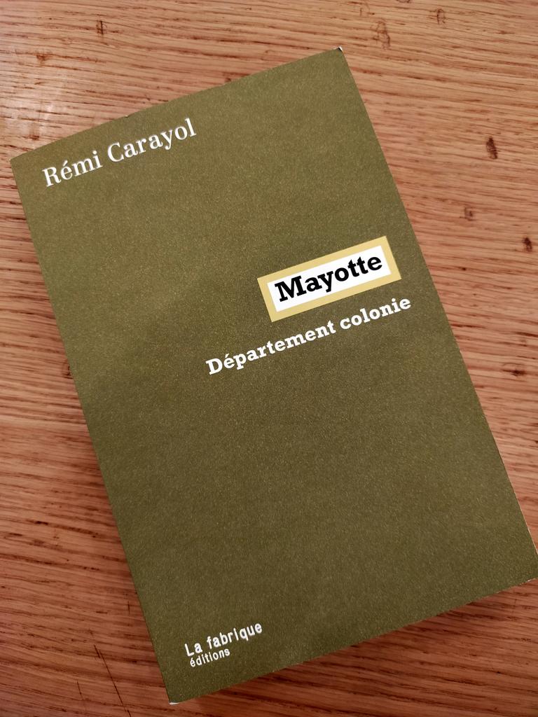 En France, on présente souvent #Mayotte comme un morceau de 🇨🇵 posé dans l'océan Indien (comme ça, presque naturellement)

J'explique ici ⬇️ qu'au contraire il s'agit d'une terre comorienne 🇰🇲 arrachée à son environnement et son histoire

Une différence de taille