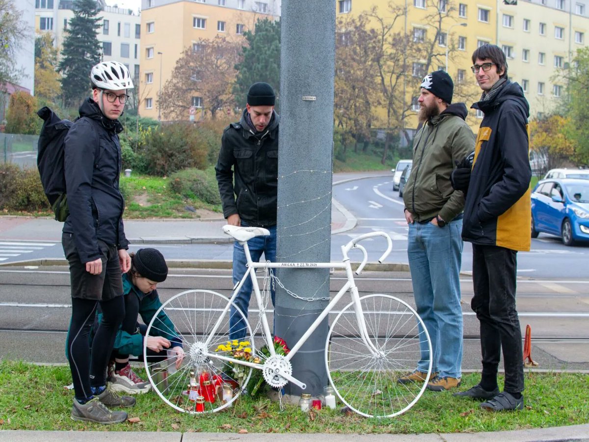 ⚠️ Na křižovatce ve Vršovicích zemřeli letos už dva lidé. Na počest nedávno zesnulé Aničky zde lidé doplnili památník „ghost bike". 💐 Srazil ji řidič nákladního vozidla, který se dle Policie ČR plně nevěnoval řízení. Druhou obětí byl člověk na přechodu.
mestemnakole.cz/2024/11/ghost-…