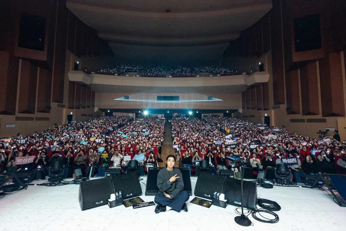 day6official's tweet photo. [ #DAY6_BEHIND ]

성진(SUNGJIN) SOLO CONCERT
<30> DAY 3 📸

곁에 스며든 My Day 덕분에
또 나아가 You wake me up 💙

#DAY6 #데이식스
#성진 #SUNGJIN
#성진_30
#Check_Pattern https://t.co/J2FwmgwwHn