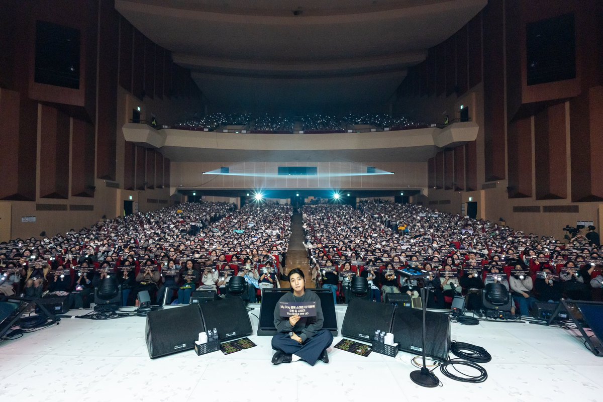 day6official's tweet photo. [ #DAY6_BEHIND ]

성진(SUNGJIN) SOLO CONCERT
<30> DAY 3 📸

곁에 스며든 My Day 덕분에
또 나아가 You wake me up 💙

#DAY6 #데이식스
#성진 #SUNGJIN
#성진_30
#Check_Pattern https://t.co/J2FwmgwwHn