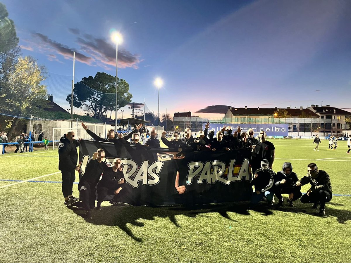 ON TOUR ARAVACA !! PRESENTES !! 
@FANATICSARAVAKA ESPERANDO EL 20VS 20🐇🐷
OS ESPERAMOS EN LOS PRADOS ☠️

ULTRAS PARLA1990
