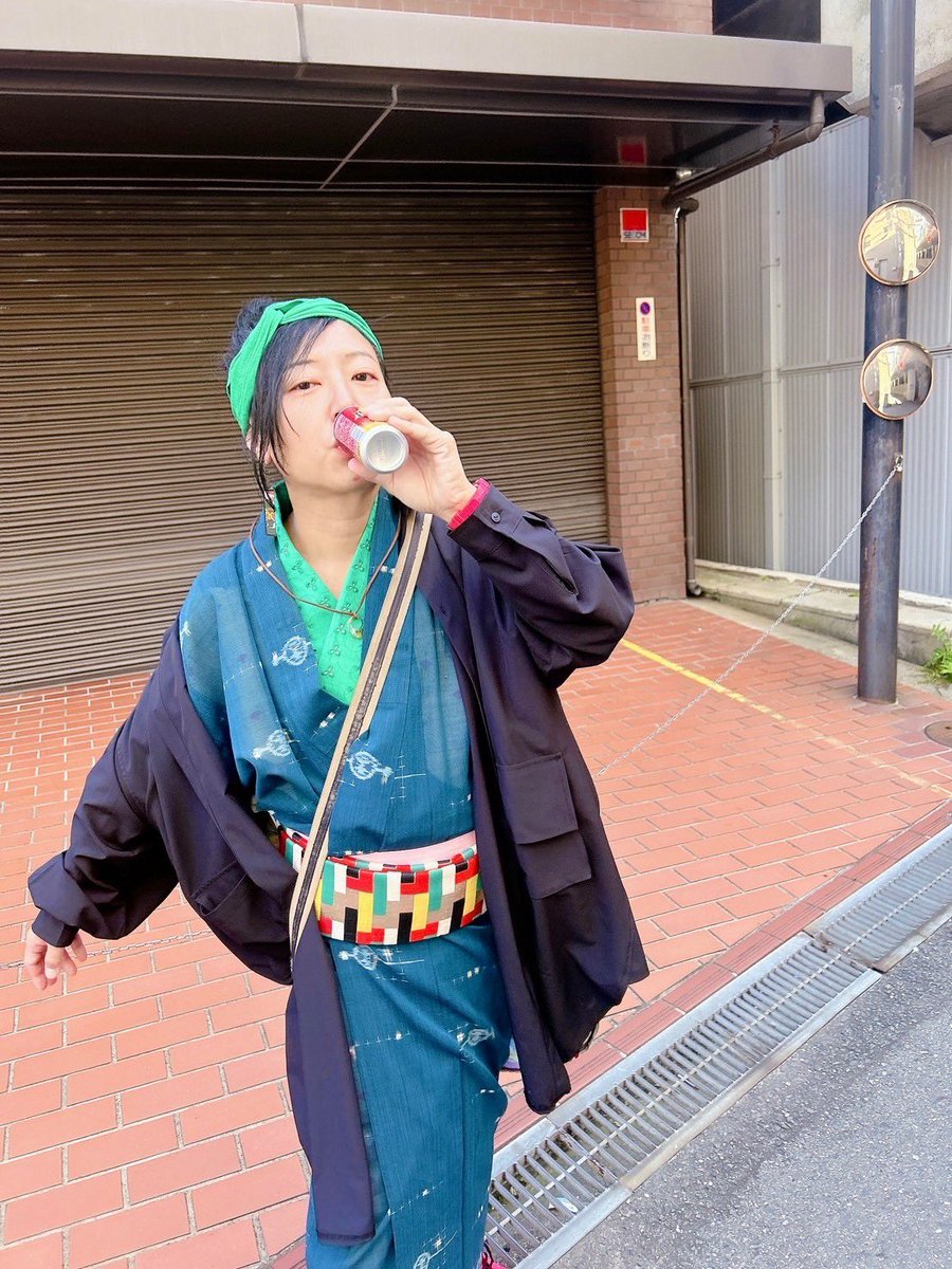 morioka_peco's tweet photo. 今日は久々に着物でお出かけ。戻橋さんで購入したアンティーク着物に、MITSUMEさんロングシャツを羽織りにしてみたーー。ドクターマーチンのピンクブーツがポイントよ!!#戻橋 #MITSUME https://t.co/LFawgCZj3U