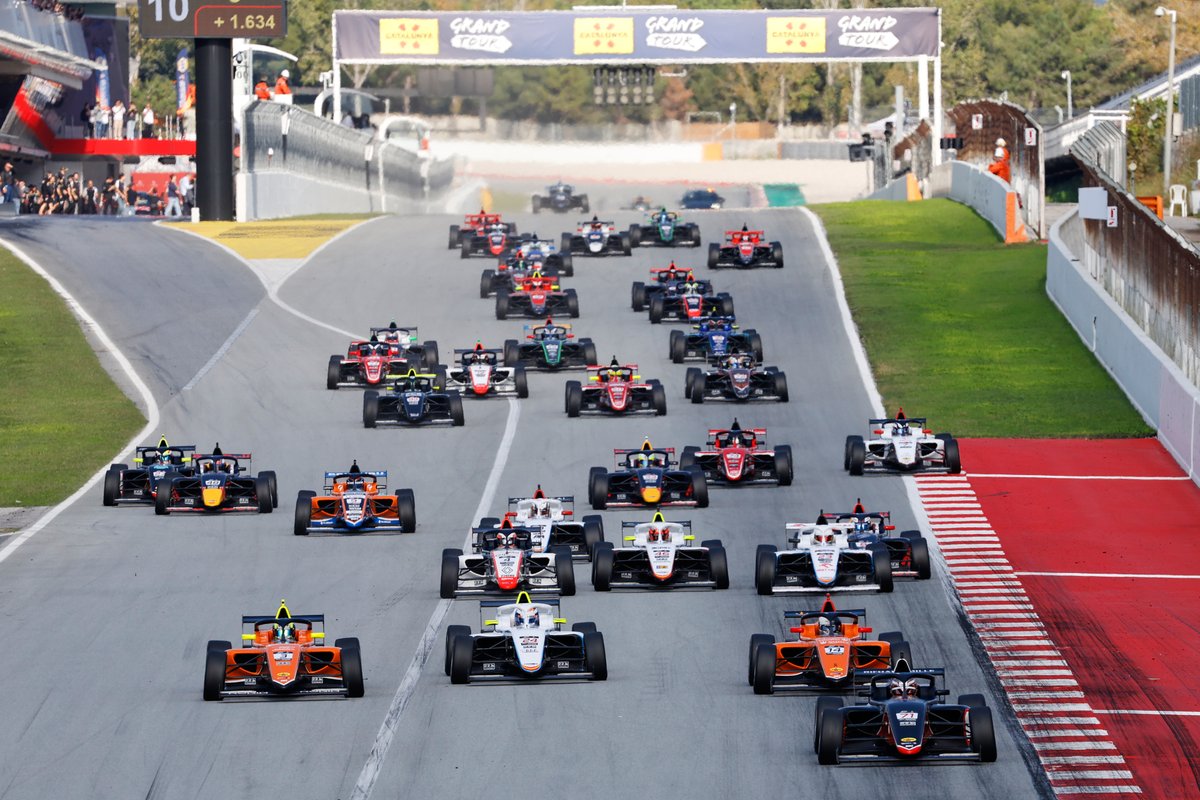 Circuitcat_es's tweet photo. La última carrera de la #F4Spain decidirá el campeón del 2024! 🔥
Nueva victoria de Mattia Colnaghi que se coloca líder tras aprovechar una sanción a Keanu Al Azhari.
A las 15:30h, la carrera definitiva en el Circuit!
#RacingWeekend https://t.co/lPkUzCZiac