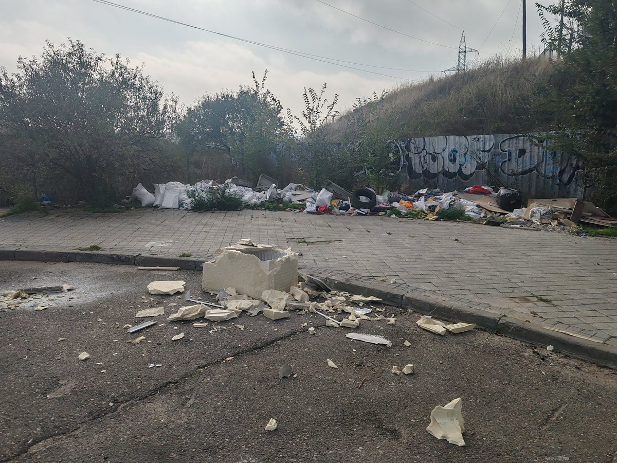 DavidEscribanoG's tweet photo. @Lineamadrid  hola os adjunto de nuevo unas fotos de cómo se encuentra otra vez el final de la calle berrocal ubicación 40.335728,-3.678161 https://t.co/PqCp1G3k4m