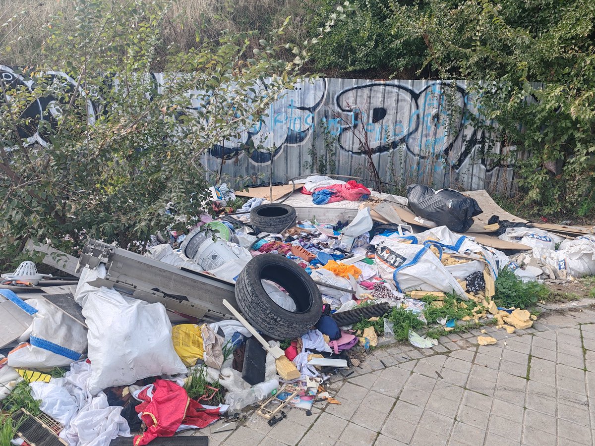 DavidEscribanoG's tweet photo. @Lineamadrid  hola os adjunto de nuevo unas fotos de cómo se encuentra otra vez el final de la calle berrocal ubicación 40.335728,-3.678161 https://t.co/PqCp1G3k4m