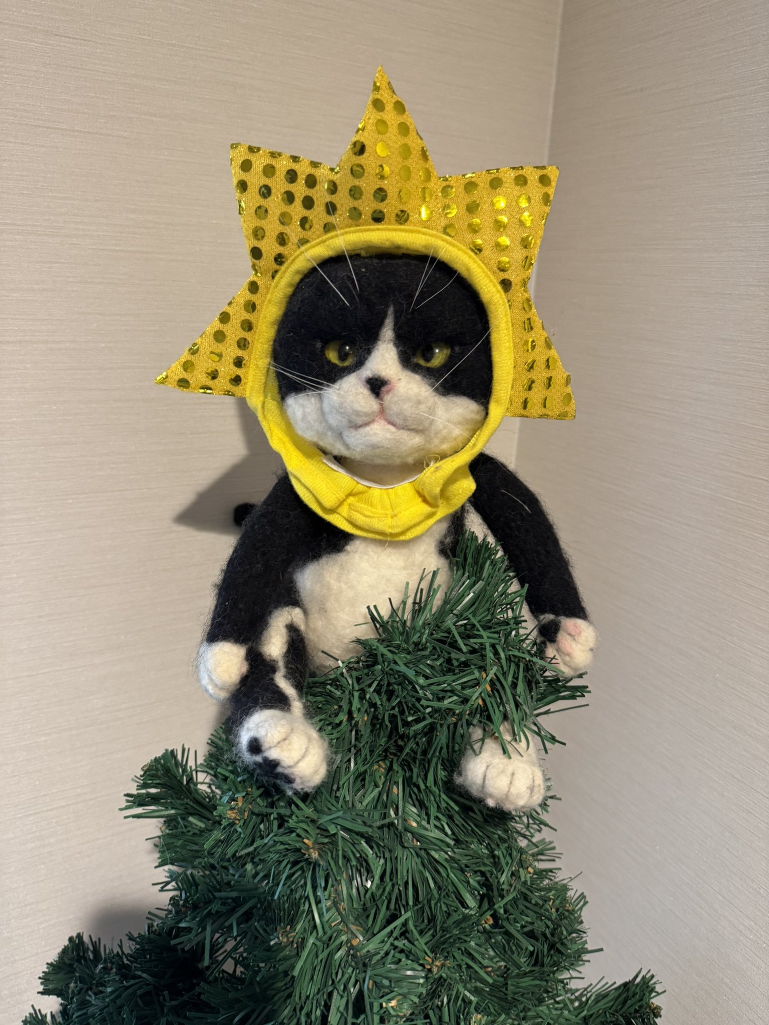 絵画。原画【かわいい猫たちはきれいなクリスマスツリーを飾った】 猫とクリスマスツリーのイラストのイラスト素材 [115814095] - PIXTA