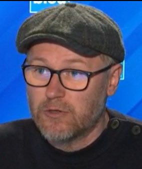 Plus besoin de calendrier de vacances scolaires.. maintenant tu sais qu’elles arrivent quand cette abruti à casquette débarque sur les plateaux télé !!