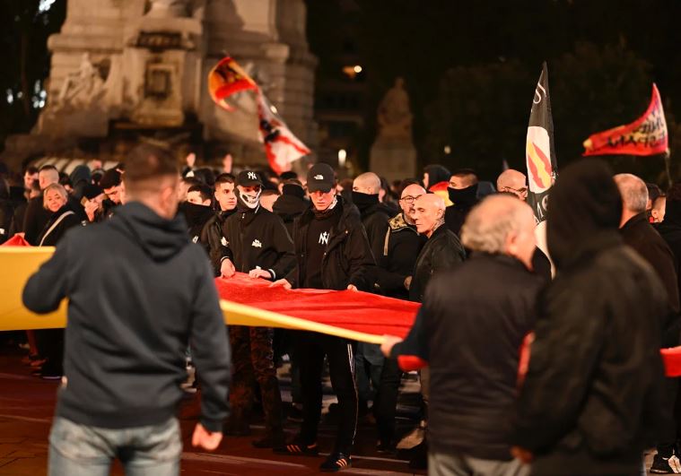 Rafael_Narbona's tweet photo. MAREA NEGRA EN EL CORAZÓN DE MADRID

"El que pueda hacer, que haga", dijo Aznar, incitando a movilizarse contra el gobierno de Pedro Sánchez. Núcleo Nacional, una organización neonazi, se ha inspirado en estas palabras para intentar asaltar la sede del PSOE en la calle Ferraz, situada en el corazón de Madrid. Ayer, Piedad y yo nos acercamos al barrio de Argüelles y nos topamos con energúmenos que destrozaban mobiliario urbano, alzaban el brazo al estilo fascista y hacían ondear banderas con símbolos franquistas. La mayoría vestía de negro y ocultaba el rostro con bragas o capuchas. Insultaban a la policía y molestaban a los transeúntes. Otros iban con el rostro descubierto, lo cual nos permitió descubrir que algunos de los alborotadores no tenía más de catorce años.

Hasta ahora, el PP no ha condenado los altercados. A fin de cuentas, Aznar es el creador de una estrategia de la crispación que Ayuso y Feijoo cultivan con esmero, poniendo en peligro la convivencia democrática. Es desolador descubrir que los más jóvenes apoyan el fascismo del siglo XXI, lanzando consignas como "España cristiana y no musulmana", "Ni un MENA más" y "rojo el que no bote".  La aparición de Vox, una escisión del PP, ha normalizado el fascismo, que ahora se ha aliado con el sionismo. La victoria de Trump impulsará aún más la marea negra que recorre el mundo.

"El que pueda hacer, que haga", dijo Aznar y ya estamos viendo las consecuencias: violencia callejera, deterioro de las instituciones, polarización ideológica, consignas fascistas. Gracias al aznarismo, España es un país mucho peor, con jóvenes nostálgicos de la dictadura de Franco y el alma envenenada por el odio.

Rafael Narbona