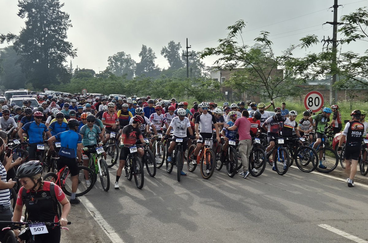 AlbarracinDif's tweet photo. Domingo a puro deporte y un escenario único para la 6ta Edición del #DesafíoCochuna y el #DesafioLaBanderita ! 🚵🏿♂️🌄🚵🏻♀️
Competencia en marcha 💪🏻🚴🏻
#Largada #MTB #RuralBike https://t.co/4h78E1LpA4