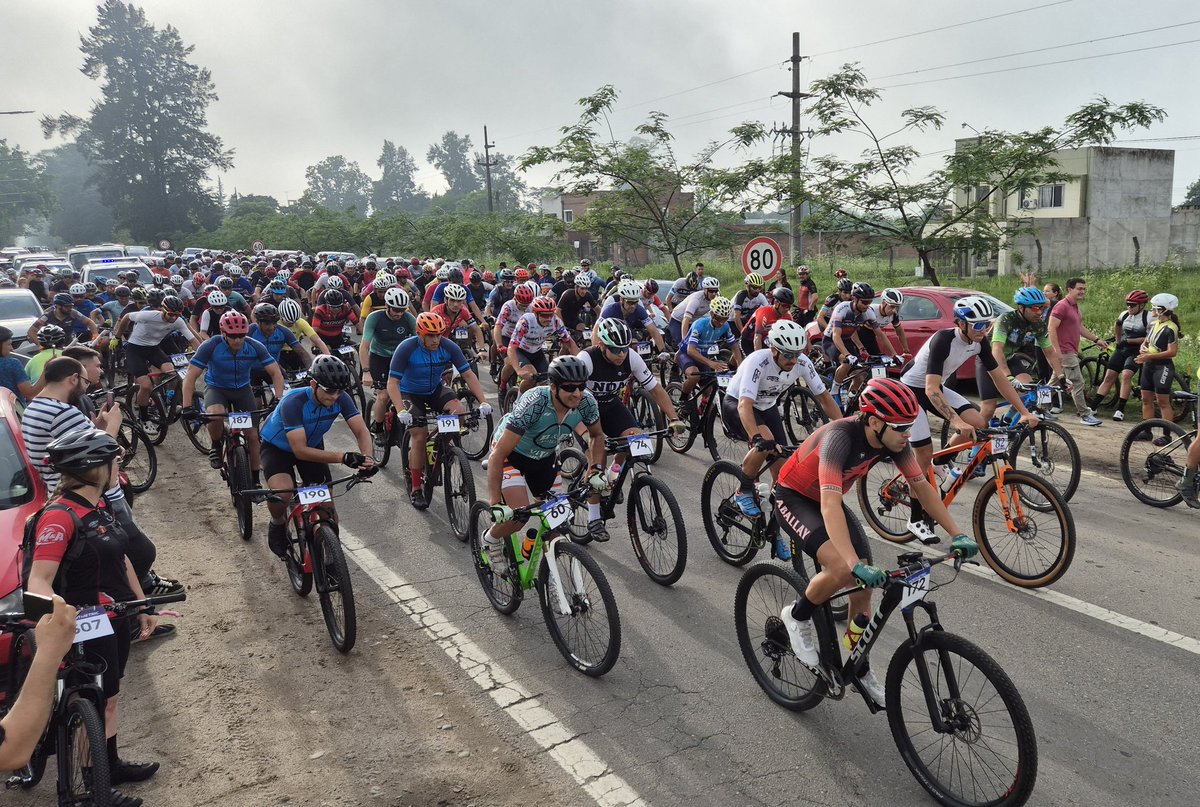 AlbarracinDif's tweet photo. Domingo a puro deporte y un escenario único para la 6ta Edición del #DesafíoCochuna y el #DesafioLaBanderita ! 🚵🏿♂️🌄🚵🏻♀️
Competencia en marcha 💪🏻🚴🏻
#Largada #MTB #RuralBike https://t.co/4h78E1LpA4