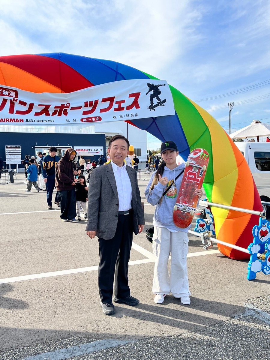 WEZg3PNLAaZYcES's tweet image. 本日、#新潟市中央区 の #AIRMANスケートパーク で開催の #アーバンスポーツ フェスに参加。
　パリ2024オリンピック銀メダリスト 赤間凛音（りず）選手らトップアスリート3名のスケートボードパフォーマンスに魅了！
　レルヒさんも応援で子供も大人も楽しめたイベントでした。
#新潟県議会議員