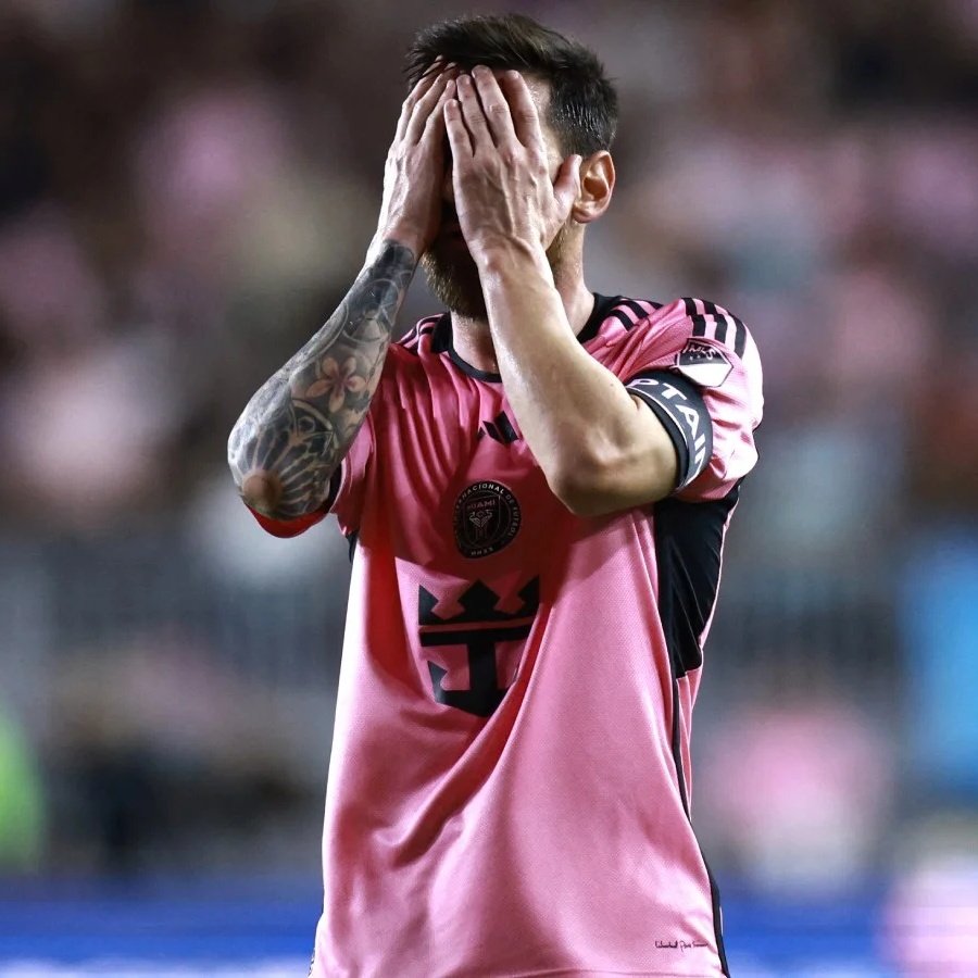 Lavozgalactica's tweet photo. Gareth Bale llegó a retirarse a la MLS y la ganó con un gol suyo en la final.

Leo Messi se trae a sus amiguitos Suárez, Busquets y Jordi Alba y hacen el ridículo siendo eliminados en primera ronda. https://t.co/GP8V4GlHq9