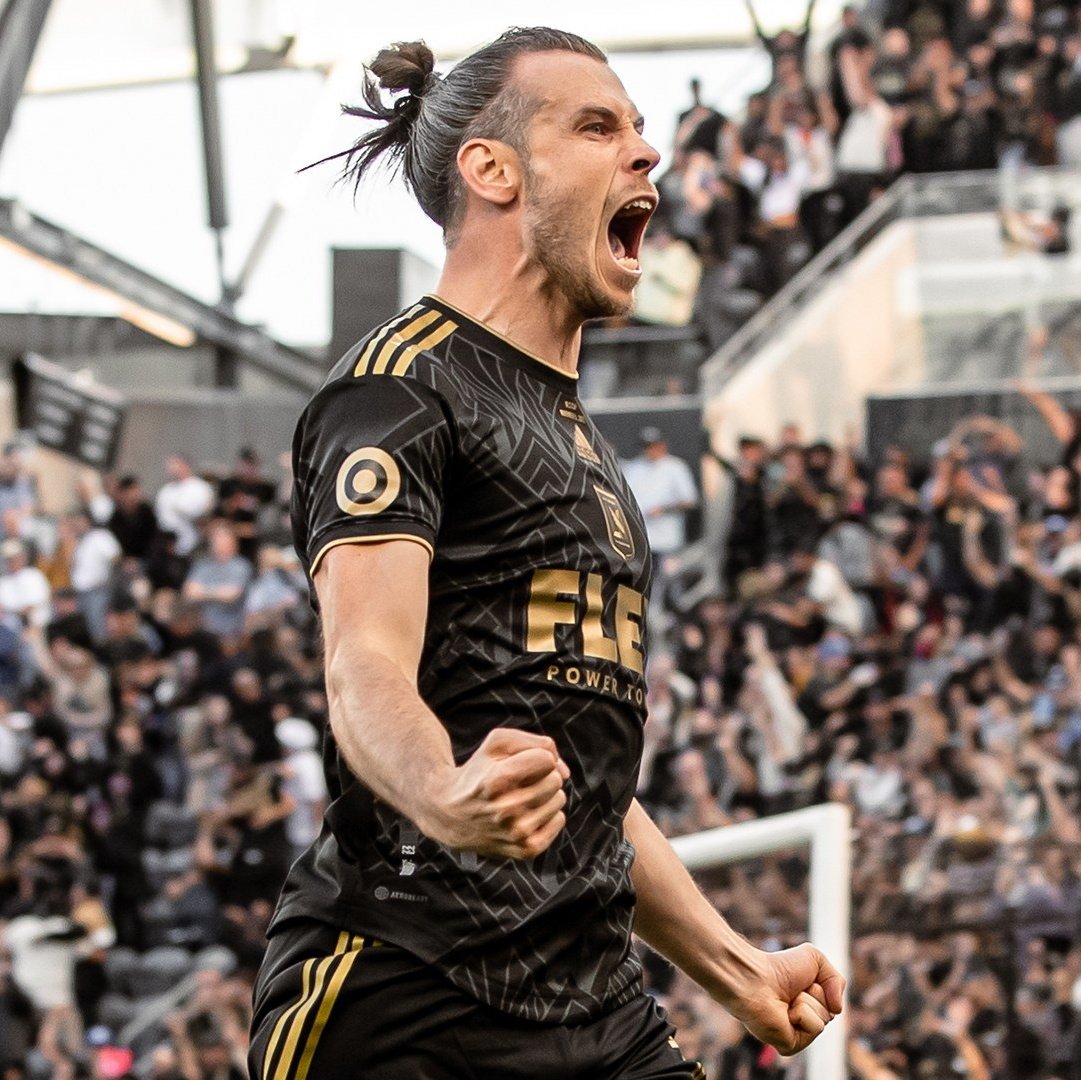 Lavozgalactica's tweet photo. Gareth Bale llegó a retirarse a la MLS y la ganó con un gol suyo en la final.

Leo Messi se trae a sus amiguitos Suárez, Busquets y Jordi Alba y hacen el ridículo siendo eliminados en primera ronda. https://t.co/GP8V4GlHq9