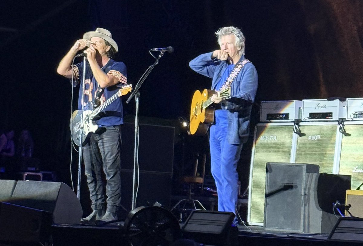 pearljamonline | archived account (@pearljamonline) on Twitter photo .@EddieVedder & Neil Finn (<a href="/NeilFinn/">neil mullane finn</a>) some hours ago in Auckland!
Photo: <a href="/SimonHebrides/">Simon Hebrides</a>
#pearljam
#darkmatterworldtour2024 .@EddieVedder & Neil Finn (<a href="/NeilFinn/">neil mullane finn</a>) some hours ago in Auckland!
Photo: <a href="/SimonHebrides/">Simon Hebrides</a>
#pearljam
#darkmatterworldtour2024