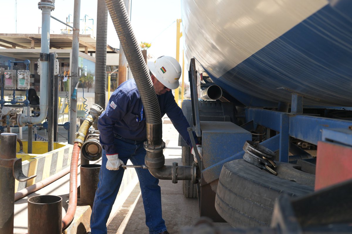 YPFB_corp's tweet photo. #YPFBInforma | YPFB descarga 125.796 Bbl de gasolina en Arica y despacha el combustible a Bolivia.
Leer más https://t.co/7tHtoPPkvf

#AbastecimientoGarantizado 
#YPFB
#SomosEnergía https://t.co/hY2cyIQmt4