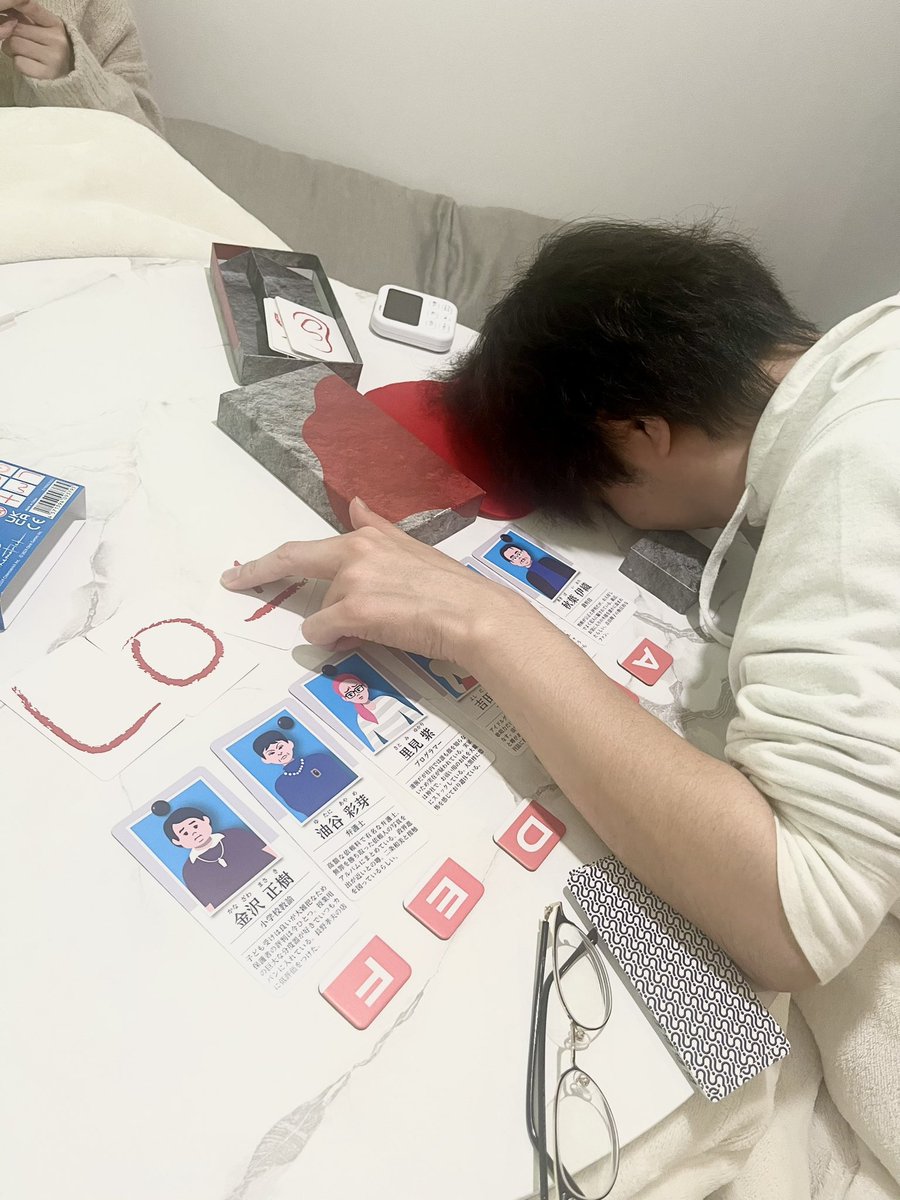 たまつ邸カレー&amp;チョコフォンデュパーティー🍛🍫

たまつさんが作ってくれた本格的なカレーめちゃくちゃ美味しかった😋チョコフォンデュも相変わらず最高♡

ポーカーはニナちゃん強すぎた！ディクシットクイズもみんなそれっぽい答え書くの上手い⭕️しょうま殺人事件の謎は解いた🕵️