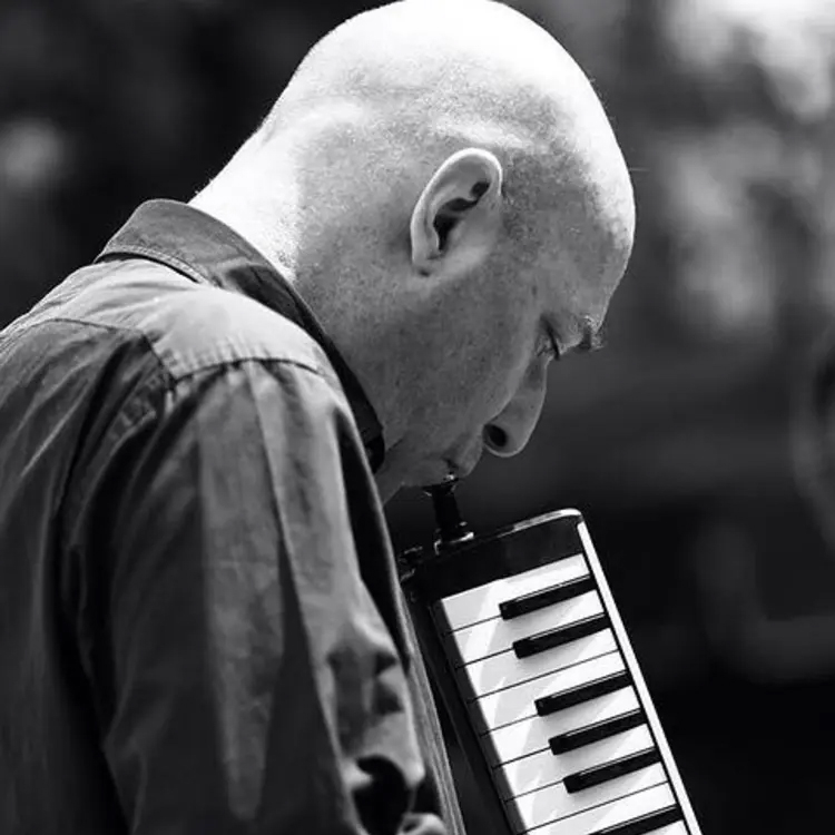 Cazkolik's tweet photo. Müzik  dünyamızın değerli ismi, müzisyen ve besteci EMRE TUKUR'un vefatından  dolayı derin üzüntü duyuyoruz. Sanatçıya Allahtan rahmet, ailesine ve  yakınlarına sabır ve başsağlığı dileriz. Ruhu şâd olsun.

#emretukur 🖤 https://t.co/4KcJCyY87q