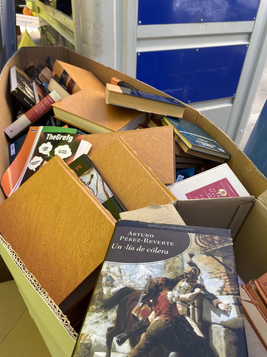 creativojefe's tweet photo. Caja vacía de televisor de 80 pulgadas, llena de libros en la basura, malos tiempos para la lectura.  @perezreverte he salvado su libro. https://t.co/ntJe13Q9Mo