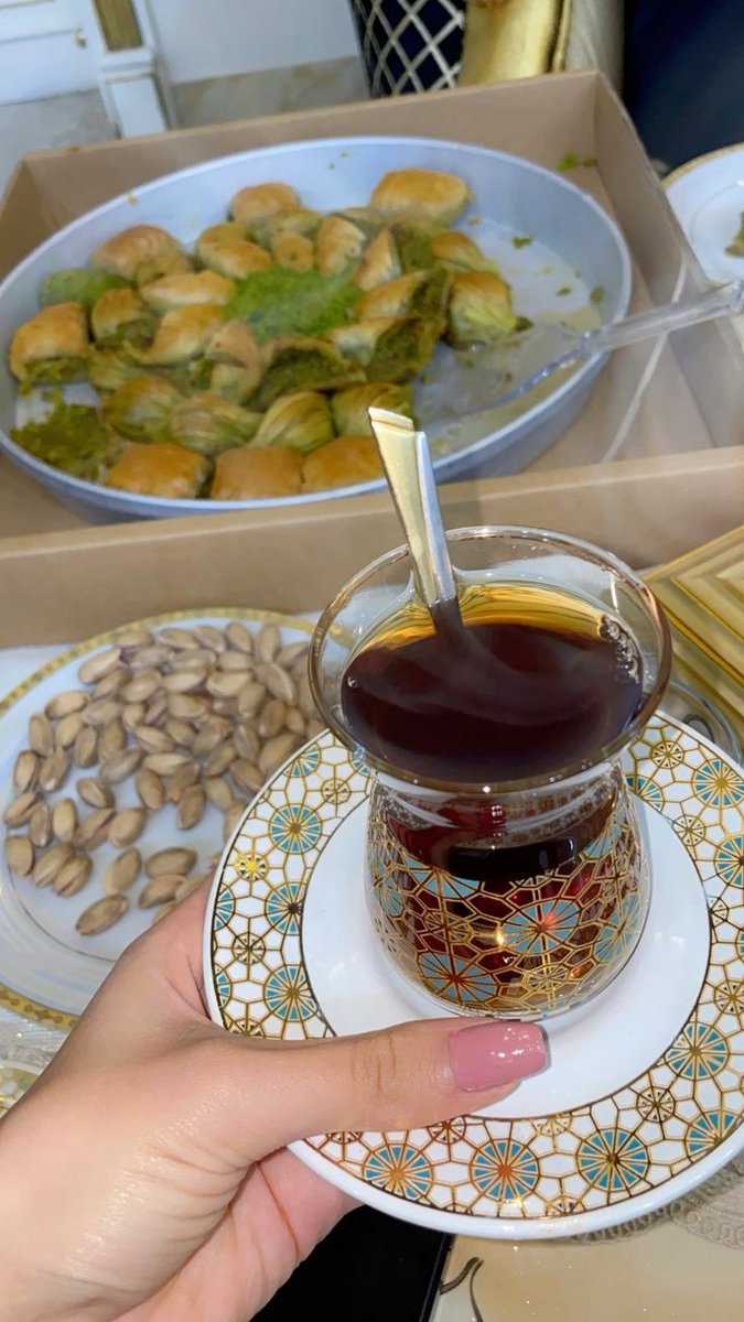 في  دراسة نشرت في احدى  اشهر الدوريات الطبيه توصلت إلى أن شرب كوبين من الشاي يوميا  يخفض نسبة الوفاة المبكره وامراض القلب وجلطات الدماغ .. 
هااااا لكن بدون كعك وكليجه وسكر طبعا 😂