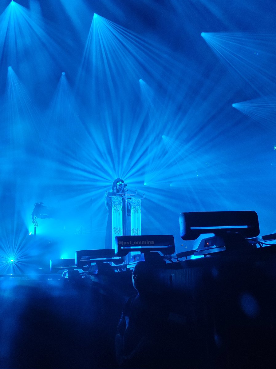 Michelle_Emmina's tweet photo. I still can't believe I took this picture of Vessel yesterday 🤯
The best picture I ever took imo!
Sleep Token Ritual in Nuremberg was just immaculate and words cannot describe this amazing experience 💜
The lights, the sound mixing, stage design and the band were just fire 🔥 https://t.co/iC89Bmts6q