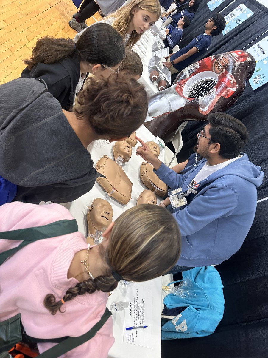 Candice0176's tweet photo. #Finfest was a success today. Had such an interesting experience. The girls and my students had a great time. @LBMS_Experience @dfreemovement and - *happy dance* I actually won for teacher with the most kids signed up to go! https://t.co/nJOAt8fX8U