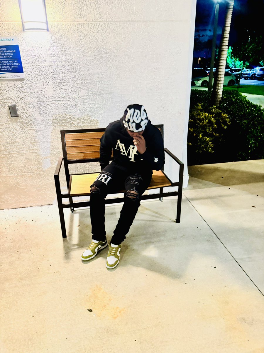 NTG4Lyfe's tweet photo. Different day same shit new money new bitch 🤷🏾‍♂️ https://t.co/7OimcHBJGN