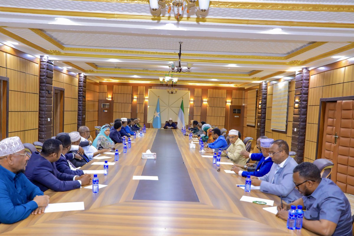 Madaxweynaha Dowladda Jubaland Mudane Axmed Maxamed Islaam ayaa kulan wadatashig ah Xarunta Madaxtooyada kula yeeshay Xildhibaanada labada Aqal ee BJFS ku matala Jubaland.

Xildhibaanada oo ku yimid martiqaadkii Madaxweynahu uu u fidiyay Xildhibaanada labada Aqal si wadatashi