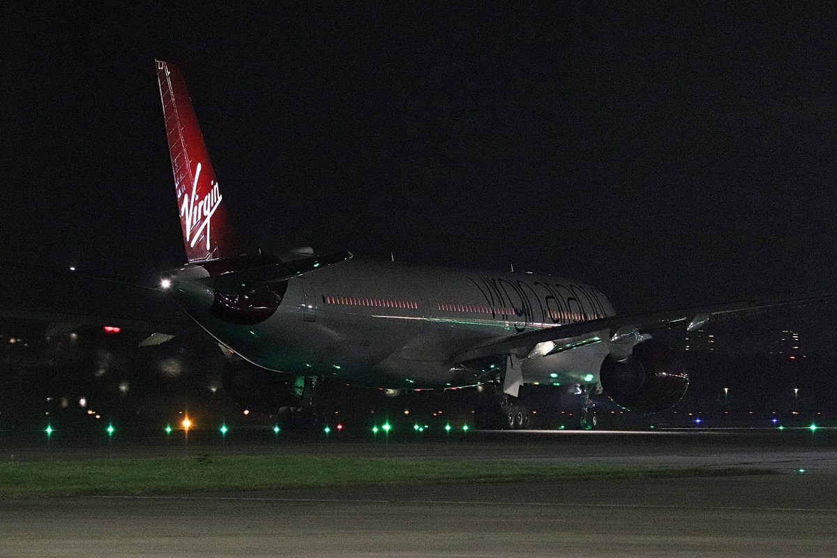 Eng1170's tweet image. Lovely to see @VirginAtlantic in @GLA_Airport for some A350 crew training. Snapped these on push and taxi back to LHR. Was great to meet @IanArnell who was doing a sterling job supporting the aircraft and crew 🙌🏼🔧

#aviationphotography #avgeek #aviation #engineer #virginatlantic