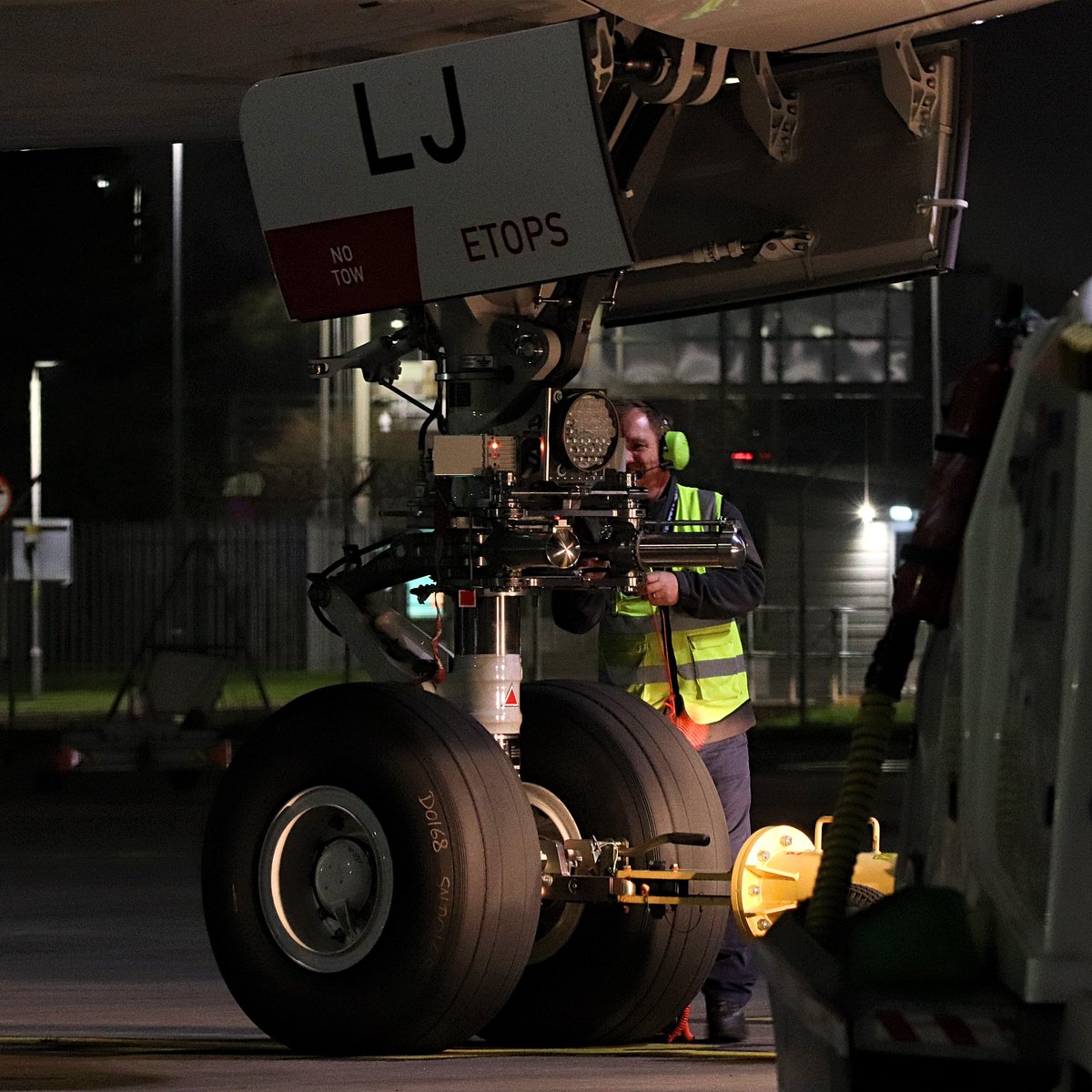 Eng1170's tweet image. Lovely to see @VirginAtlantic in @GLA_Airport for some A350 crew training. Snapped these on push and taxi back to LHR. Was great to meet @IanArnell who was doing a sterling job supporting the aircraft and crew 🙌🏼🔧

#aviationphotography #avgeek #aviation #engineer #virginatlantic