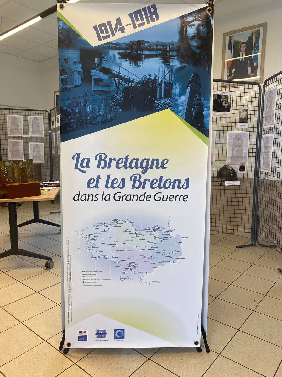À l’occasion du centenaire du monument aux morts de La Baussaine, j’ai visité ce matin la remarquable exposition qui retrace la vie de tous ceux dont le nom y est inscrit.
Photos, obus, médailles, uniformes… convoquent le souvenir de ceux qui ont perdu leur vie pour notre