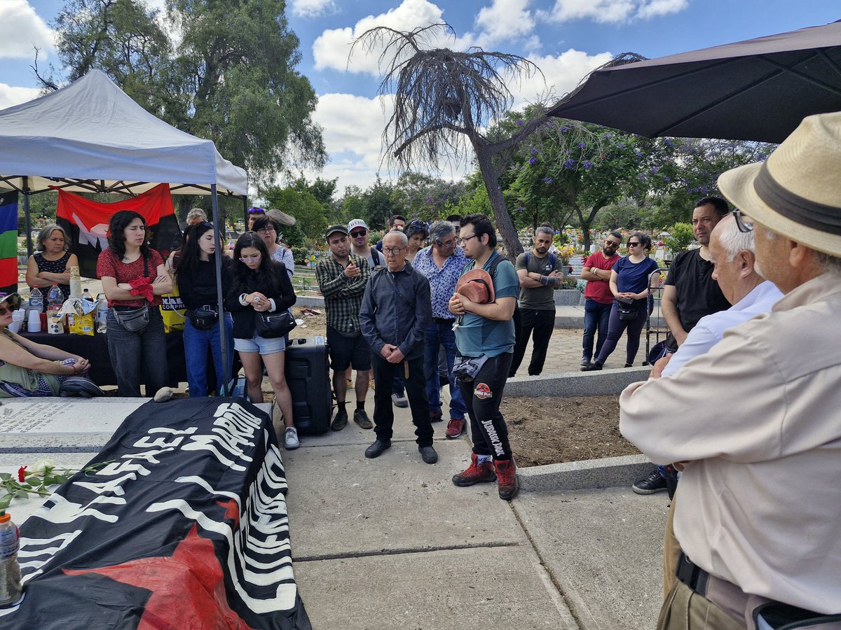 Hugo_Gutierrez_'s tweet photo. En cementerio Metropolitano rindiendo homenaje al "Profe" Carlos Arancibia, fundador del pre universitario "Padre Maroto". 

Se reunieron amigos, compañeros y especialmente estudiantes del PREU, los que organizaron este merecido homenaje a un gigante ser humano. 

Lo despide el Compañero Fermín Montes