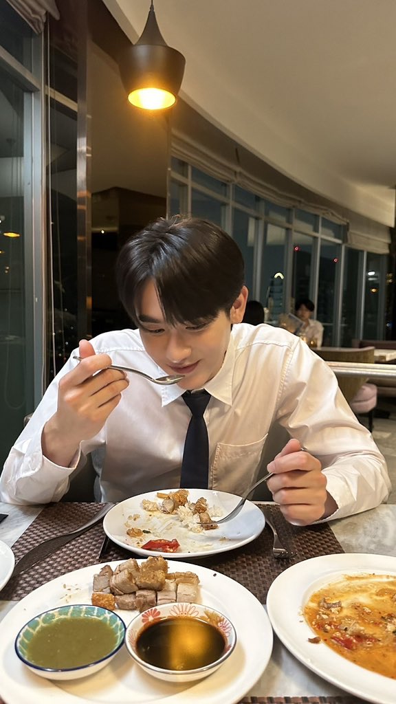 fforcejs's tweet photo. น้องอาร์มยิ้มเพราะได้กินหมูกรอบหรือว่าเพราะพี่อาร์คพามาเดทนะ @kasibook  #Perfect10LinersEP3 https://t.co/4pB09QKmL7