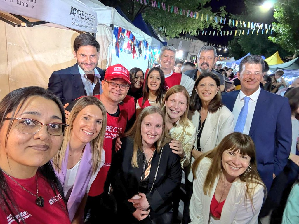 aprecod's tweet photo. En todos lados! 

Este fin de semana APRECOD estuvo en la expo-empleo Rosario, en una jornada sobre adicciones en la ciudad de Tostado y en la Fiesta Nacional de la Frutilla 🍓 en Coronda acompañando a @maxipullaro @GiScaglia y @vicky_tejeda por todo lo largo y ancho de Santa Fe https://t.co/voGgPELnyx