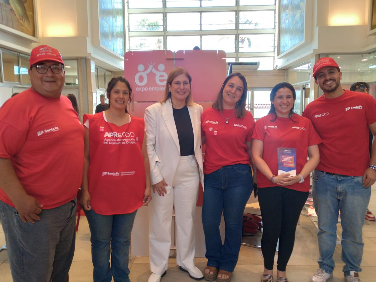 aprecod's tweet photo. En todos lados! 

Este fin de semana APRECOD estuvo en la expo-empleo Rosario, en una jornada sobre adicciones en la ciudad de Tostado y en la Fiesta Nacional de la Frutilla 🍓 en Coronda acompañando a @maxipullaro @GiScaglia y @vicky_tejeda por todo lo largo y ancho de Santa Fe https://t.co/voGgPELnyx