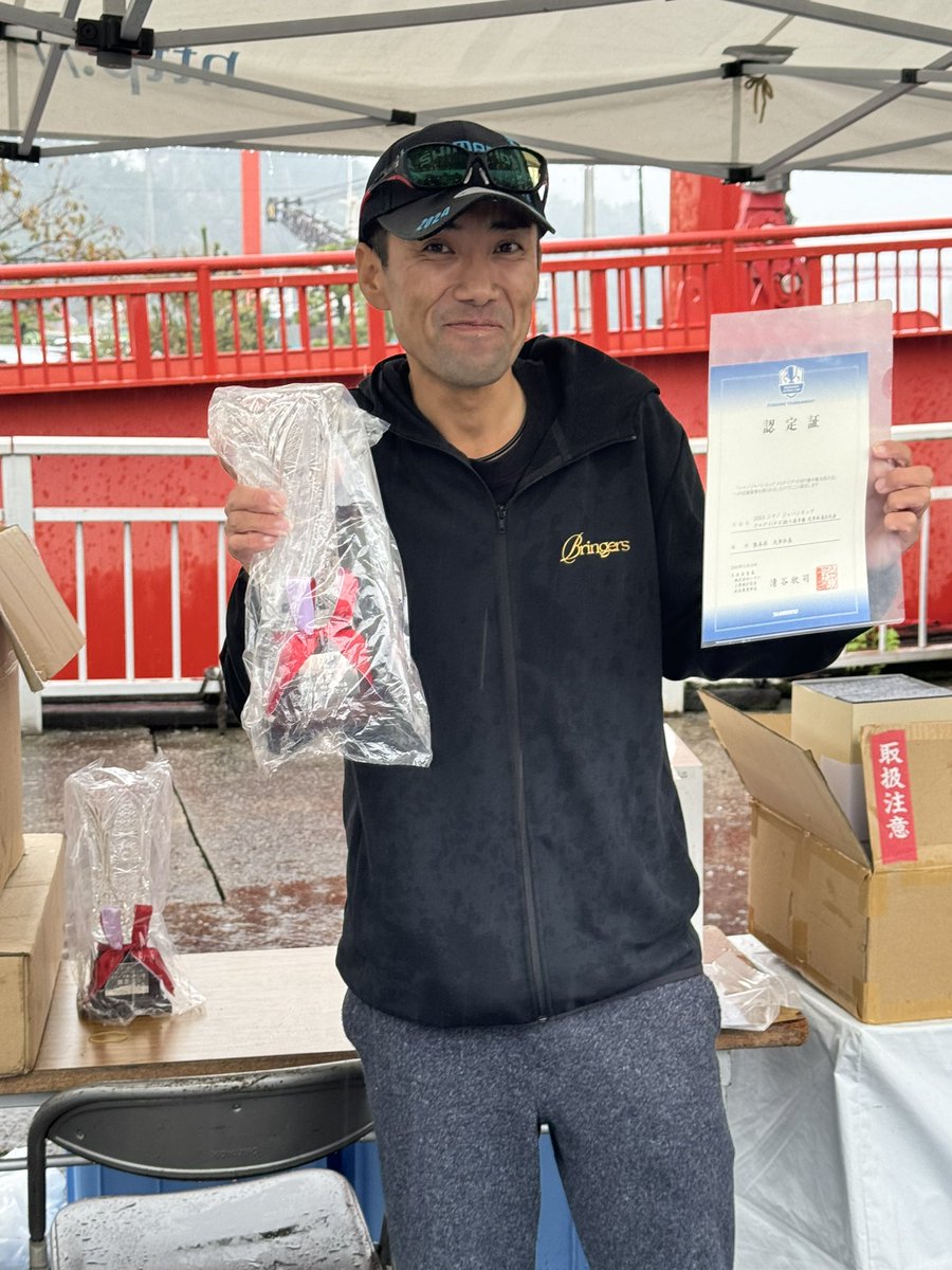 YBb3aVjlt5P4lfO's tweet image. 今日は天草ジャパンC予選に行ってきました🎣奇跡に近い事が起き一緒に行った仲間とまさかの３人磯💦昨日は全体的に釣れてたみたいでしたがかなり厳しい結果になりました😥そんな中那賀ちんが準優勝の全国の切符を手にいれました！おめでとう🎉自分もチャリゲットしました笑笑皆さんお疲れ様でした！