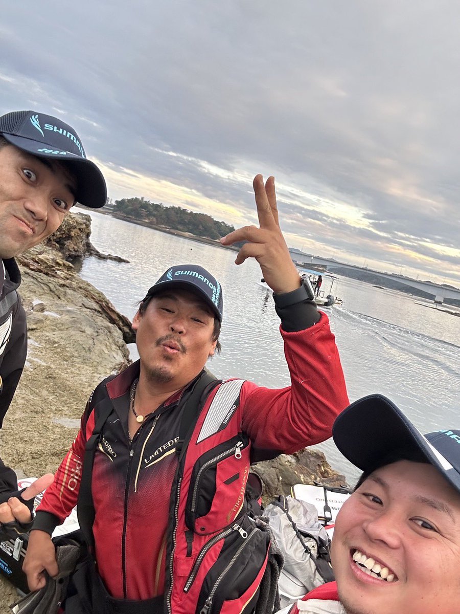 YBb3aVjlt5P4lfO's tweet image. 今日は天草ジャパンC予選に行ってきました🎣奇跡に近い事が起き一緒に行った仲間とまさかの３人磯💦昨日は全体的に釣れてたみたいでしたがかなり厳しい結果になりました😥そんな中那賀ちんが準優勝の全国の切符を手にいれました！おめでとう🎉自分もチャリゲットしました笑笑皆さんお疲れ様でした！