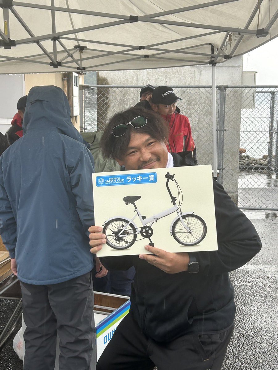 YBb3aVjlt5P4lfO's tweet image. 今日は天草ジャパンC予選に行ってきました🎣奇跡に近い事が起き一緒に行った仲間とまさかの３人磯💦昨日は全体的に釣れてたみたいでしたがかなり厳しい結果になりました😥そんな中那賀ちんが準優勝の全国の切符を手にいれました！おめでとう🎉自分もチャリゲットしました笑笑皆さんお疲れ様でした！