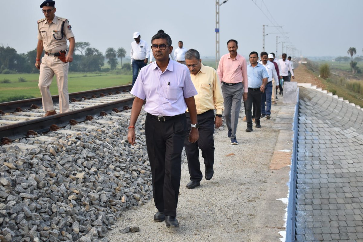 EastCoastRail's tweet photo. ECoR GM Shri Parmeshwar Funkwal conducted an inspection of  Boudh-Purunakatak secn to review progress of ongoing Khurda Rd-Balangir Rail Line proj. 

A crucial step towards ensuring timely completion of proj to improve connectivity in remote &amp; aspirational regions of Odisha. https://t.co/4PMHrRnuGj