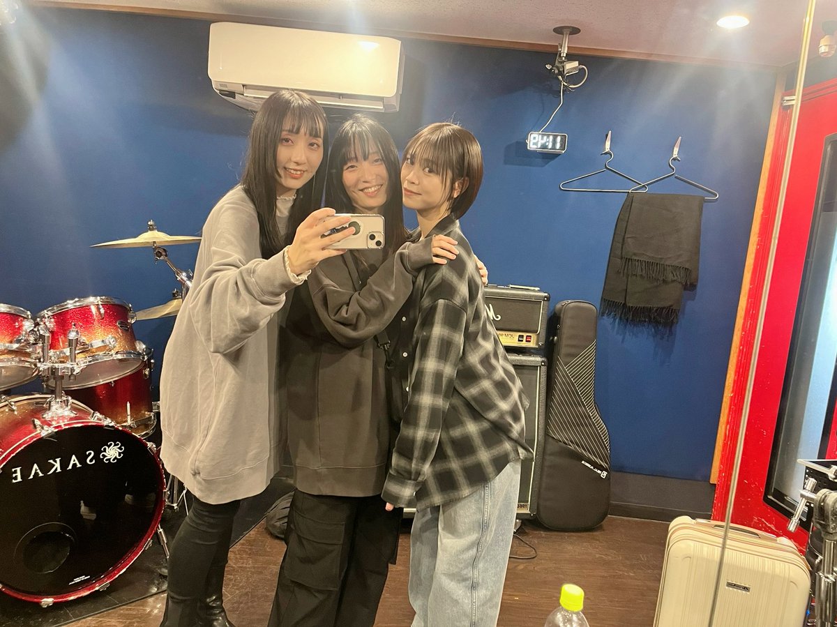 a_TriangleTiara's tweet photo. 【👑新曲続々と👑】
昨日ですが、
次にRECしたい曲を詰めDAYでした☁️
…のはずが、休憩中(？)にもう1曲別の新しい曲ができたりしてました☺️

①服装の色味がだいたいにているのでスタジオでパシ��リ(無彩色)
②次にRECしたい曲(既出)録ったものの一部 https://t.co/zIwI2yIxRM