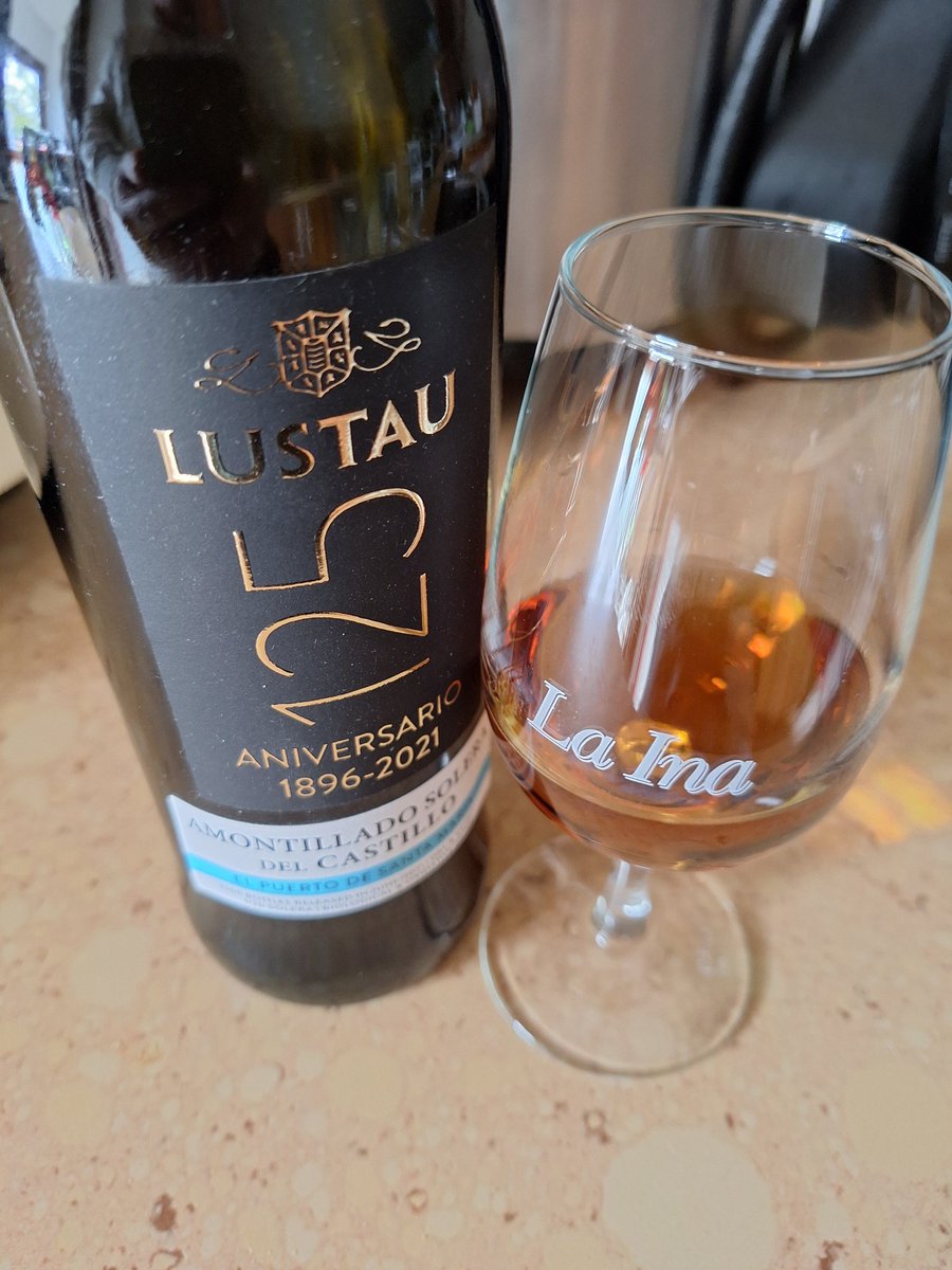 #Day6 #SherryWeek2024 repetimos #Amontillado viejo y para una ocasión especial <a href="/VinosJerez/">Vinos de Jerez</a> un vino mu del Puerto para @BodegasLustau el equilibrio #CrianzaBiologica #CrianzaOxidativa nos dan una complejidad y carácter lo hacen muy apetecible #OneDayOneSherry #OneYear365Sherrys