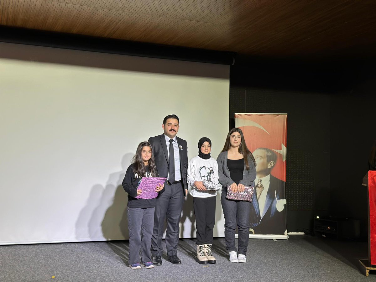 SumerOkul53's tweet photo. 10 Kasım Atatürk'ü Anma Günü Etkinlikleri kapsamında düzenlenen yarışmalarda okulumuz öğrencilerinden Tuğçe TÖNGEL resim dalında üçüncü, Nisa Nur ÖZTÜRK şiir dalında birinci olmuştur. Öğrencilerimizi ve öğretmenlerimizi tebrik ederiz. https://t.co/OG5Ccvk0fE