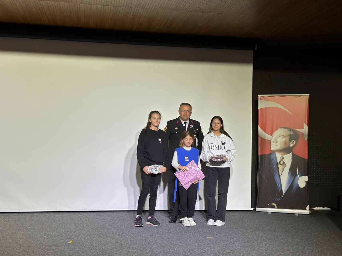 10 Kasım Atatürk'ü Anma Günü Etkinlikleri kapsamında düzenlenen yarışmalarda okulumuz öğrencilerinden Tuğçe TÖNGEL resim dalında üçüncü, Nisa Nur ÖZTÜRK şiir dalında birinci olmuştur. Öğrencilerimizi ve öğretmenlerimizi tebrik ederiz.