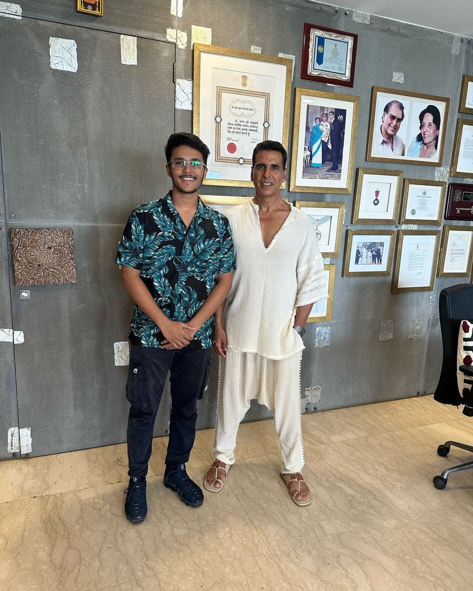 SNMHH_'s tweet photo. Akshay Kumar sir and Twinkle Khanna Ma'am with a fan named Ayush Patil.

Instagram post link :- https://t.co/VwjRPhllqL

#AkshayKumar
#TwinkleKhanna

#KingKumar
#MrsFunnyBones https://t.co/kqOS4Xuw2k