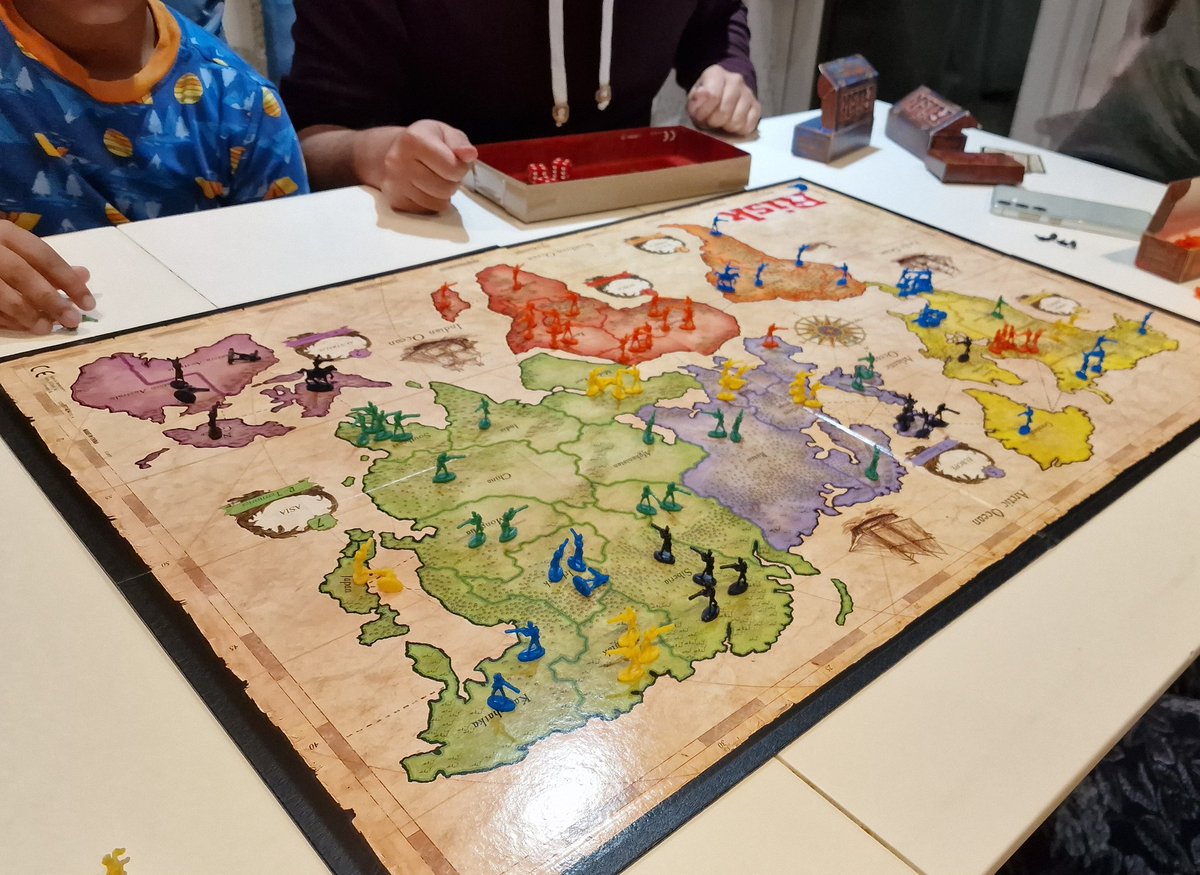 AklakC's tweet image. As predicted my yellow armies lasted 3 more turns before being wiped out altogether 🏳- no easy access to the Southern continents
#familytime #Risk