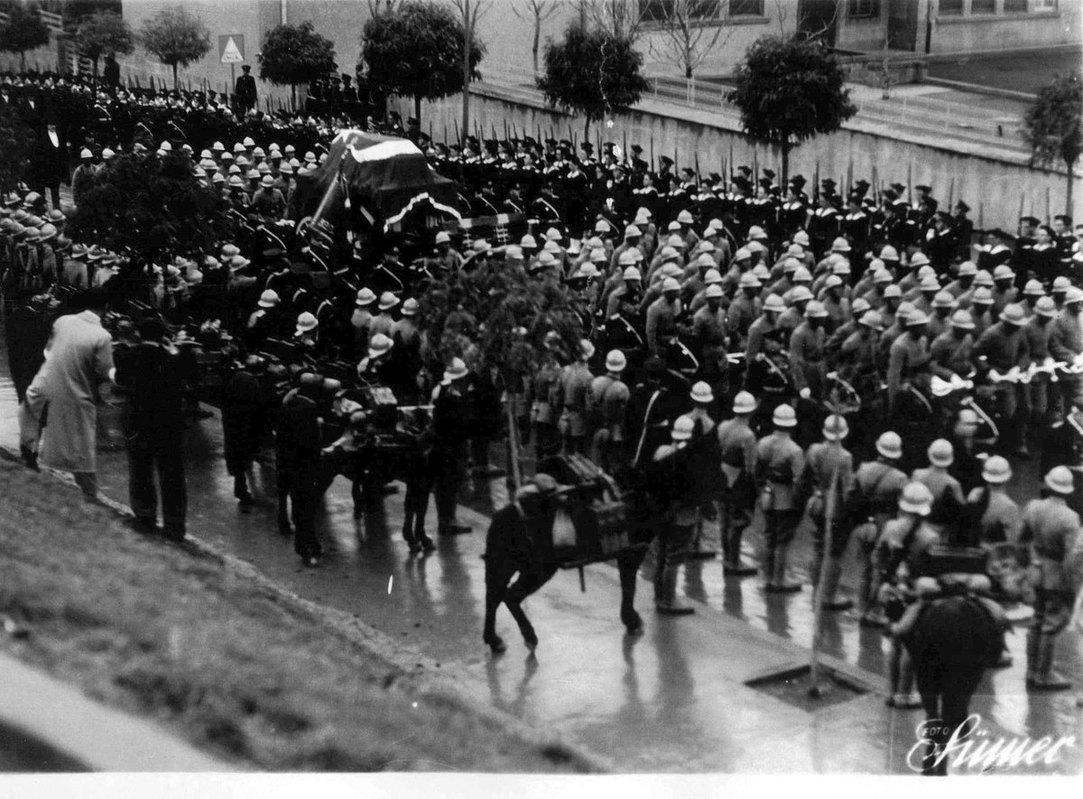 21 Kasım 1938 Atatürkümüzün cenaze töreninden, Ankara Böyle bir Cenaze Töreni tarihinde görmemiştir.
Atamızın naaşı son defa görmek için insanlar sokaklara dökülmüştür.
Top atışları, uçakların geçişleri, yabancı temsilciler, öğrenciler ve 9 ülkenin şeref kıtaları yer almıştır.