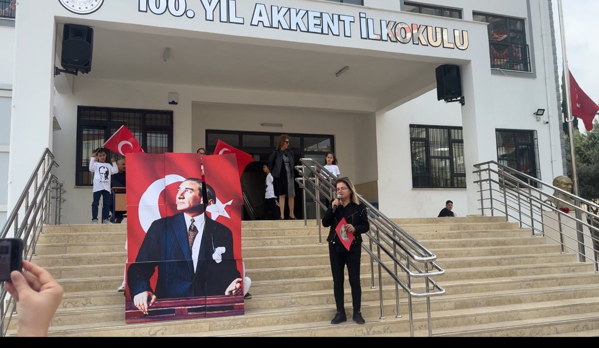 Akkent100's tweet photo. Atamızı saygı,minnet ve özlemle andık. https://t.co/tznZ3yjNe9