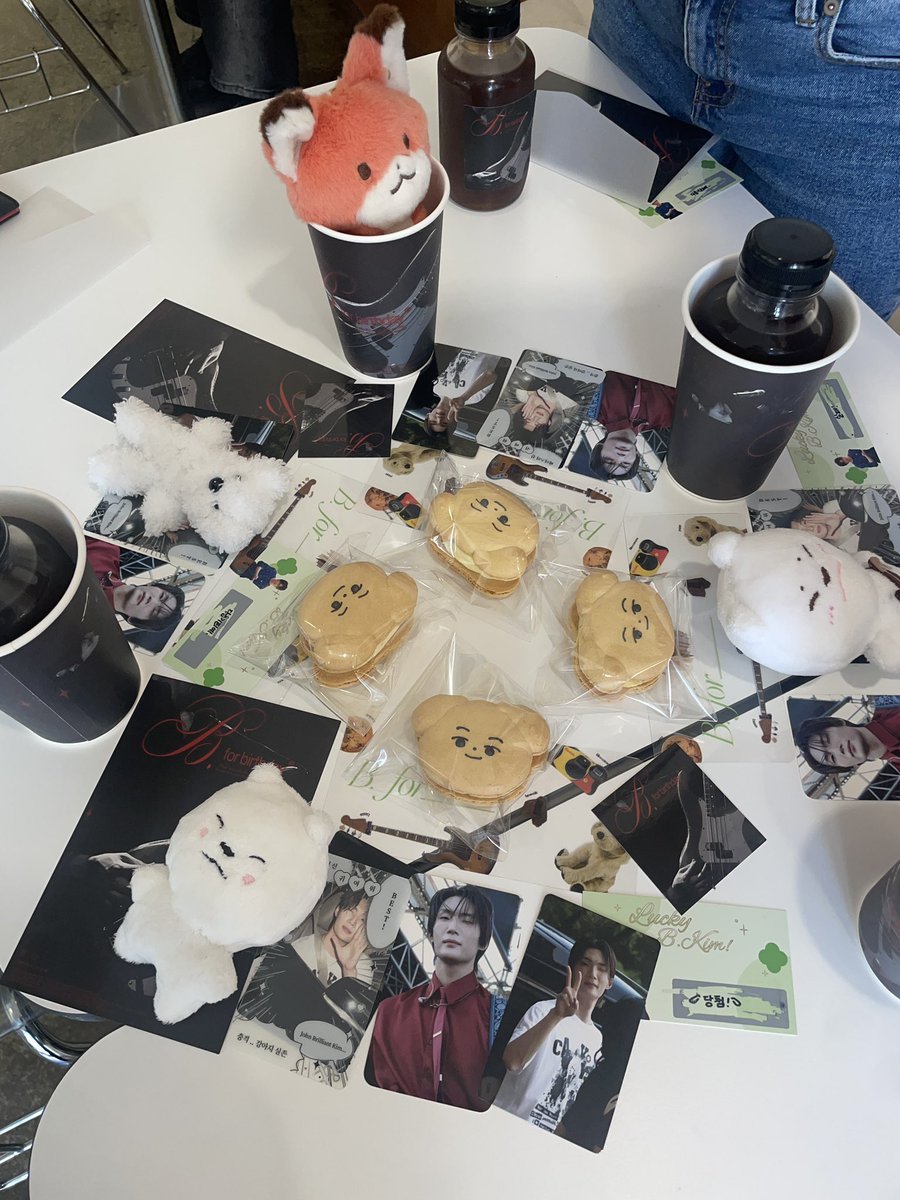 CcC_mong's tweet photo. 이틀 동안 존비킴이 가득했던 예쁜 공간이였습니다🥰

#B_FOR_BIRTHDAY
#B가_있어_완성되는_하루 https://t.co/bYTL5dhLgv