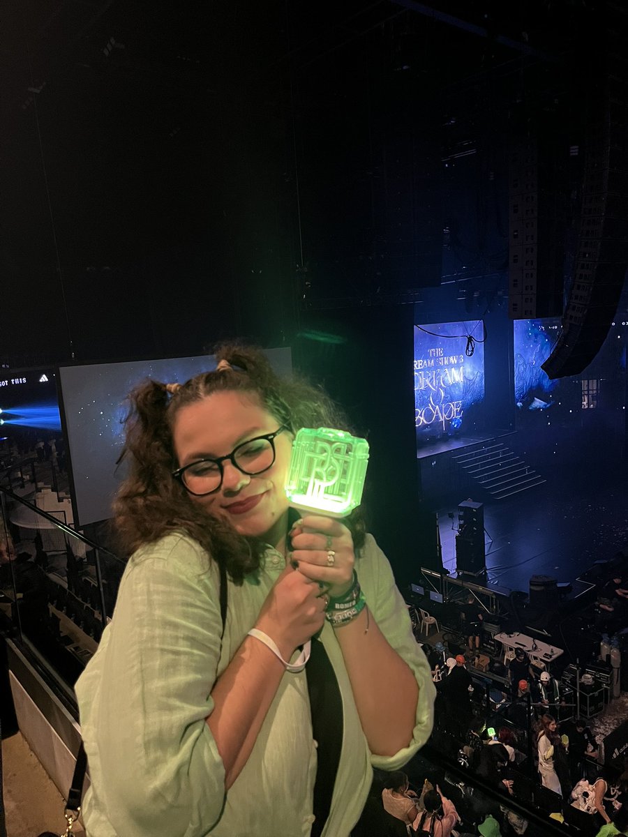 sim_jake_gf's tweet photo. what a night, what an experience…
TDS3 in paris, you’ll always be in my heart.
thank you dreamies, i was literally at home yesterday night, you are my seven stars in haeven, i love you all with my whole heart.

a greatful czennie🌱💚 https://t.co/a2CeisPHQO