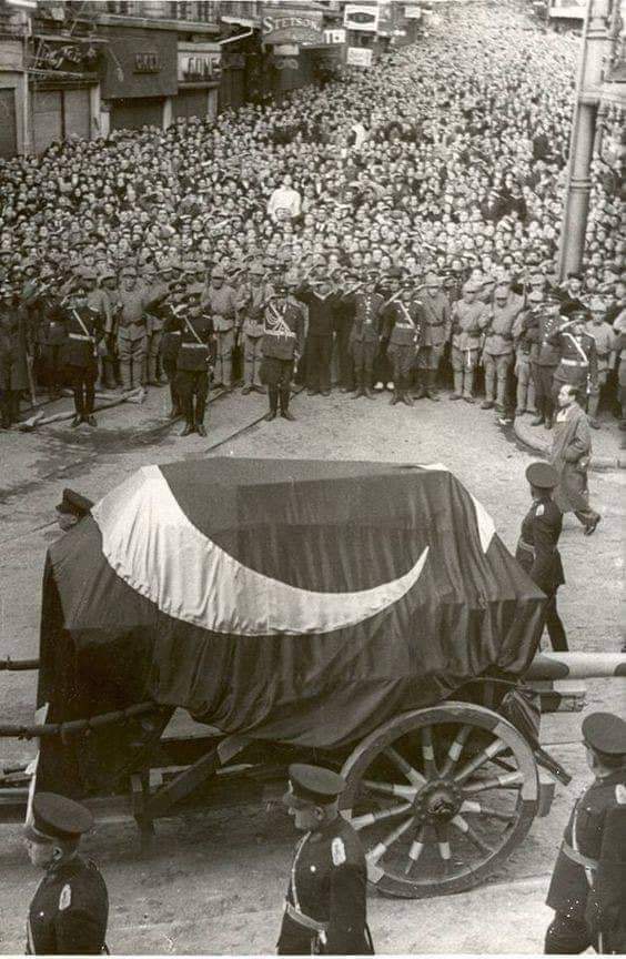 asligeldec's tweet photo. #Anıtkabir Oysa en güzel denizdi gözlerin, biz kıyısından bile geçemedik #Atatürk ❤️ https://t.co/KFnw2QmqH6